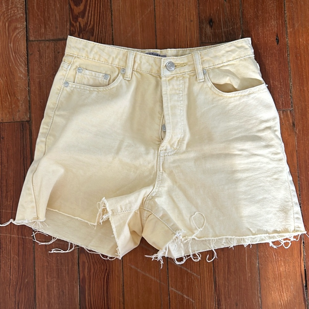 Signature 8 yellow shorts